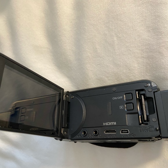 Canon VIXIA HF R82 32GB WiFi FUll HD
Cam 57× Adv Zoom (Black) - Picture 2 of 6